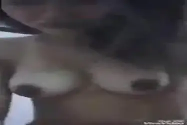 Gadis Cantik Pasrah Goyang Kasur Desah Nikmat